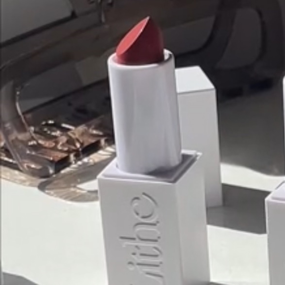 Lithe Nourish & Glow Lipstick in ‘Peony’